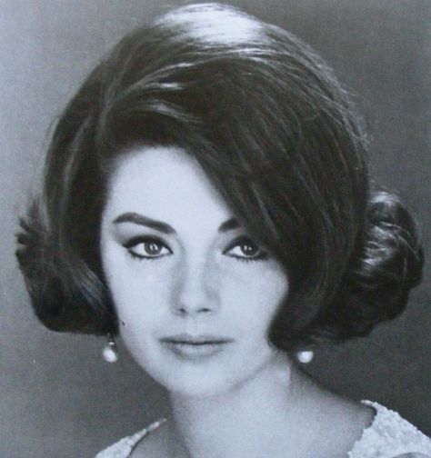 1960s Short Hairstyles, 1960’s Hairstyles, 1960 Hairstyles, 1960s Hair, 60s Hair, Retro Hairstyles, White Photo, Big Hair, Vintage Hairstyles