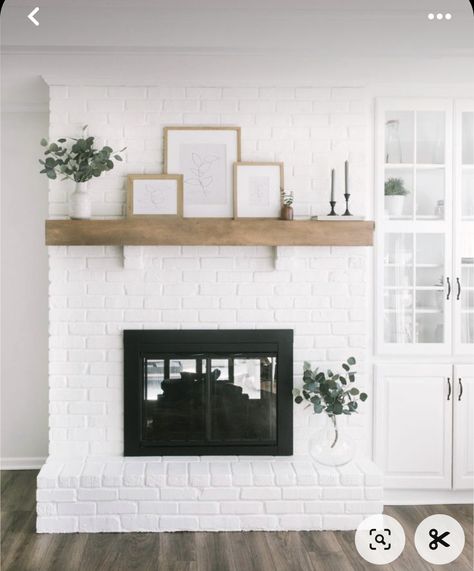 Living Pequeños, White Brick Fireplace, Painted Brick Fireplace, Painted Brick Fireplaces, Paint Fireplace, Brick Fireplace Makeover, White Fireplace, Fireplace Remodel, Diy Fireplace