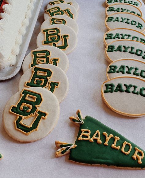 Sic em bears!!! Dorm Room Layouts, College Grad Party, Senior Szn, Senior Stuff, Baylor University, Room Layouts, Baylor Bear, Dream College, Dream School