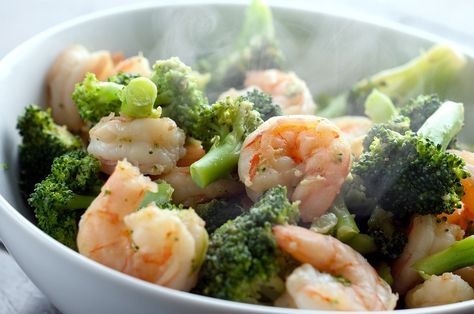 Personal Trainer Food Ingredients: 1 Broccoli Additional Ingredients: 8-10 Shrimp, thawed and shelled 1 Tbsp Butter Garlic salt, to taste Pepper, to taste Instructions: In a non-stick pan melt the butter. Add shrimp and saute for 1 minute or until warmed through. Reduce heat and add garlic salt and pepper to taste. Heat Broccoli in the … Optavia Shrimp, Chinese Fast Food, Stir Fry Shrimp Recipes, Sommer Mad, Healthy Chinese, Lean And Green, Shrimp And Broccoli, Shrimp Stir Fry, Diner Recept