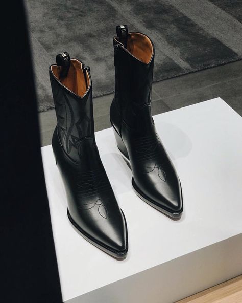 Western dream @dior Dior Boots, Botas Western, Looks Country, Shoe Inspiration, Shoe Inspo, Crazy Shoes, Fall Fashion Trends, Dream Shoes, Shoe Lover