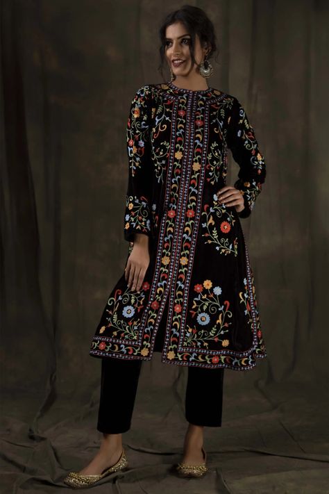 Achkan Suit Women, Velvet Pakistani Dress, Black Jacket Style, Heena Kochhar, Velvet Dresses Outfit, Shalwar Kameez Pakistani, Desi Wedding Dresses, Girls Attire, Pakistani Dress