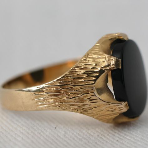 A 9k solid gold onyx signet ring, it has hallmarks for London 1978. It weighs 3.4g and is a size 8. It is in very good condition. Price: $450AUD Ladies Gold Rings, Onyx Signet Ring, Signet Ring, Solid Gold, Onyx, Gold Rings, London, Ring, Gold