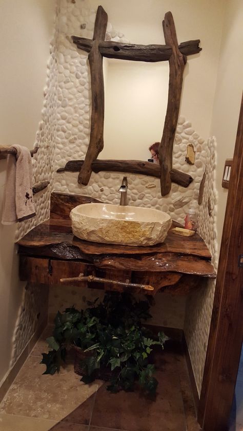 Fossil Bathroom, Driftwood Bathroom, Baie Vintage, Rustic Bathroom Accessories, Casa Hobbit, Toilet Room Decor, Log Home Interiors, Rustic Bathroom Designs, Toilet Room