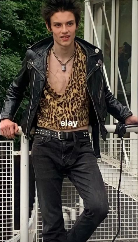 Sid Vicious Louis Partridge, Punk Outfit Men, Rockstar Outfit Men, Luis Partridge, Punk Fashion Men, Louis Patridge, Rock Star Outfit, Punk Men, Louis Partridge