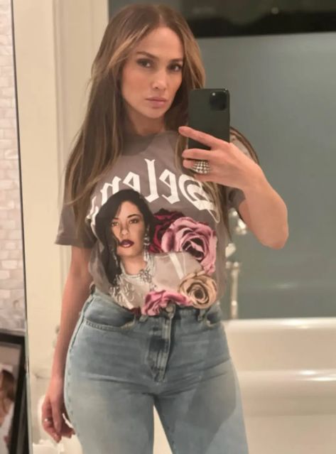 Jennifer Lopez Selena, Holiday Newsletter, Selena Shirt, Jlo Style, Jennifer Lopez News, J Lo Fashion, Jennifer Lopez Hair, Mommy Outfits, Concert T Shirt