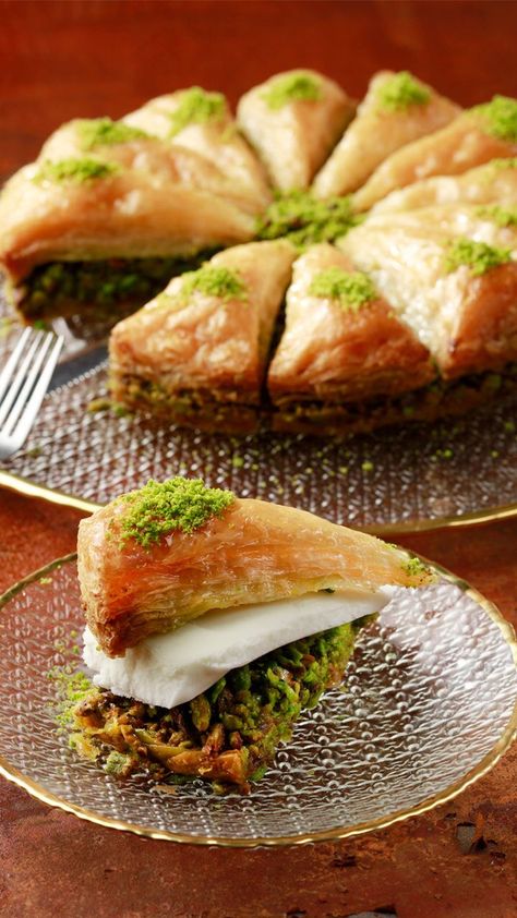 Turkish Baklava Recipe, Turkish Recipes Desserts, Arabic Sweets Recipes, Turkish Baklava, حلويات عربية, Baklava Recipe, Turkish Desserts, Health Facts Food, Moroccan Food