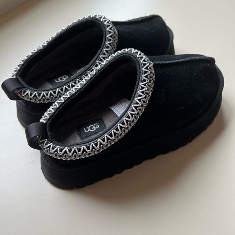 Brand New. Never Worn. Without Box. Ugg Tazz Platform. Size 6. Black. Ugg Tazz Platform, School Reference, School Wishlist, Model Streetwear, Ugg Tazz, Crocs Fashion, Ugg Women, Pretty Shoes Sneakers, Black Uggs