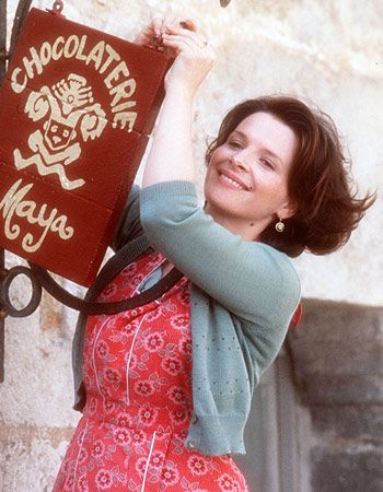 Juliette Binoche in Chocolat. Oh, those colors. The red cape, turquoise paint, endless chocolate browns. Julliete Binoche, Juliet Binoche, Binoche Juliette, Johnny Depp Chocolat, Mischievous Spring, Chocolate Movie, Jedi Council, Turquoise Paint, Juliette Binoche