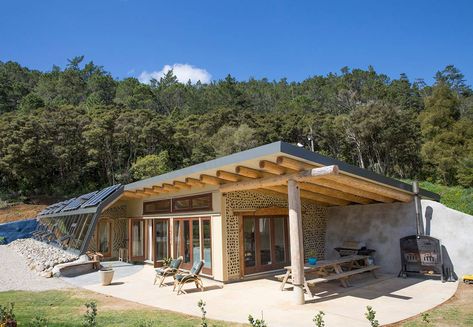 Maison Earthship, Earthship Design, Earth Ship, Earth Sheltered Homes, Earthship Home, Mud House, Earth Sheltered, Living Roofs, Underground Homes