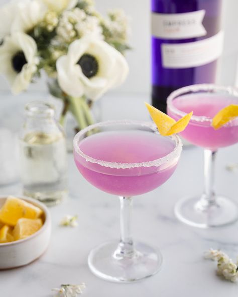 This yummy, gorgeous take on the classic Sidecar cocktail recipe features gin (instead of cognac), along with fresh lemon juice, Cointreau, and simple syrup. It's easy to make and super sippable. #gincocktail #citruscocktail #springcocktail #empressgin #pinkdrink #sidecarcocktail Empress Gin Martini, Cointreau Cocktails, Empress Gin, Bartending 101, Sidecar Cocktail, Yummy Cocktails, Citrus Cocktails, Gin Lemon, Alcohol Beverages