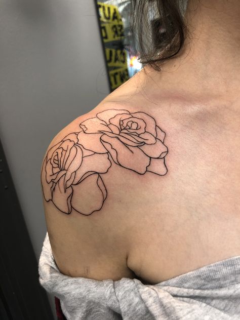 Halsey Rose Tattoo, Rose Tattoo Shoulder Woman, Aesthetic Shoulder Tattoo, Shoulder Tattoo Aesthetic, Ruby Rose Tattoo Designs, Rose Tattoo Aesthetic, Flowers Tattoo Shoulder, Flower On Shoulder Tattoo, Shoulder Flower Tattoos For Women