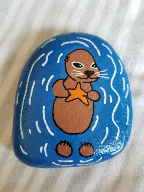 Rocking Painting Ideas, Otter Rock Painting, Rock Painting Ideas Big Rocks, Small Rock Painting Ideas Easy, Stone Painting Animals, Animal Rock Painting Ideas, Rock Kunst, Diy Rock Art, Painted Rock Animals