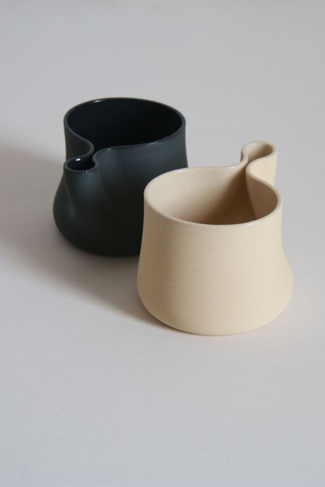 Mug With Unique Handle, 3d Clay Printing, Ceramic Mug Handles Ideas, Unique Pottery Mugs, Thumb Mug, Mug Clay Designs, Hand Ceramics Ideas, Unique Mug Handles, Pottery Mug Handles Ideas