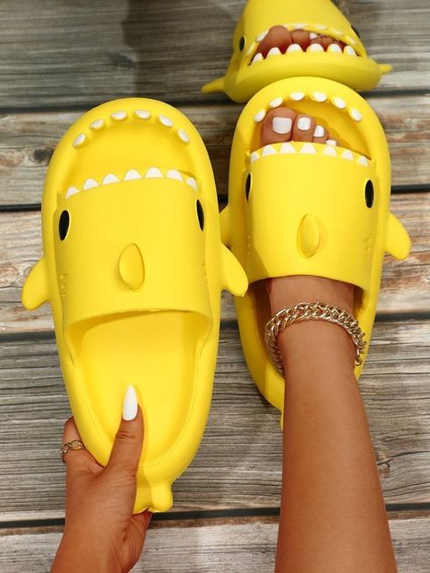 Preppy College Style, Cute Casual Shoes, Shark Shoes, Cute Flip Flops, Shark Slippers, Crocs Fashion, Shower Shoes, Preppy Shoes, Cute Slippers