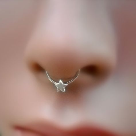 Star Septum, Cute Septum Rings, Star Piercing, Piercings Bonitos, Septum Piercing Jewelry, Septum Nose Rings, Septum Piercings, Face Piercings, Cool Piercings