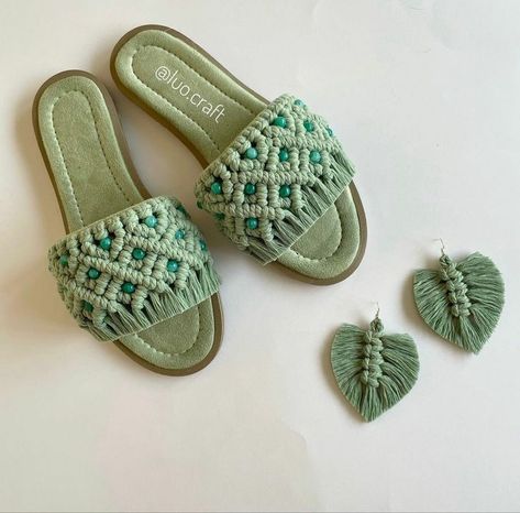 Macrame Sandals Diy How To Make, Macrame Slippers, Macrame Sandals, Diy Sandals, Macrame Bracelet Patterns, Sandals Patterns, Diy Slippers, Crochet Shoes Pattern, Handmade Slippers