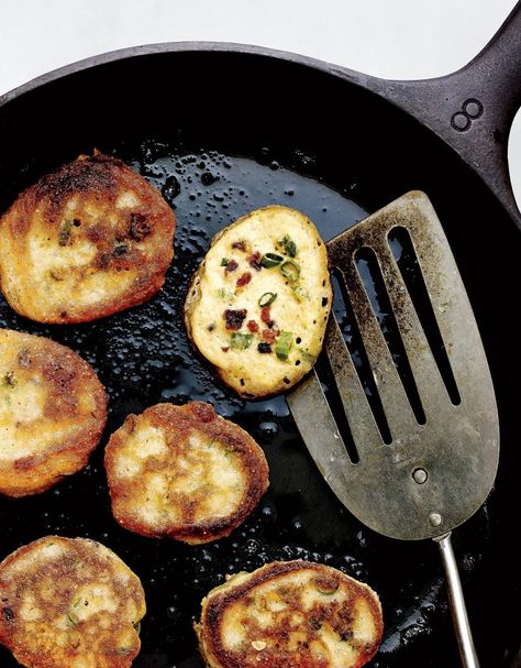 Cast-Iron Comfort: Bacon Scallion Hoecakes – Garden & Gun Hoecakes Deep South, Hoecake Recipe, Johnny Cake, Cast Iron Recipes, Southern Food, Another Country, Deep South, Cast Iron Cooking, Southern Recipes