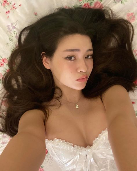 Bed Selfie, Hot Poses, Aesthetic Dress, Fashion Art Photography, Self Portrait Poses, Selfie Poses Instagram, Western Girl, Pic Pose, Portrait Photography Poses