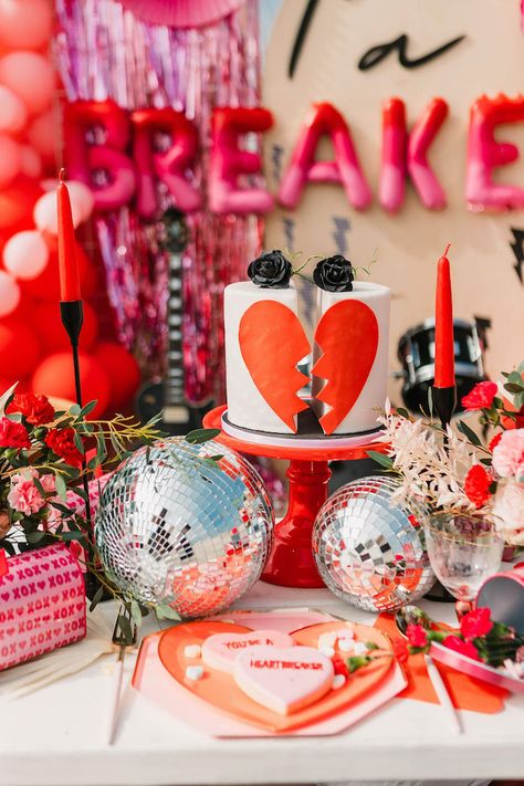 I Hate Valentines Day Party, Valentines Party Ideas For Adults, Valentines Day Theme Party, Valentines Disco, Valentine's Photoshoot, Valentines Theme Party, Festa Rock Roll, Valentines Ideas For Her, Valentines Day Theme