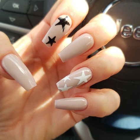 Nude nails with b&w star designs Rhi Designs ༺☆༻, Star Nail Designs Coffin, Star Nails Coffin Shape, Cute Star Nail Designs, Coffin Star Nails, Star Coffin Nails, Star Nails Coffin, Star Nails Black And White, Nail Star Designs