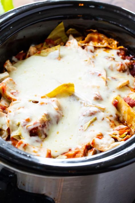 Crock Pot Cabbage Roll Casserole with mozzarella cheese. Easy Crockpot Lasagna Recipe, Slow Cooker Ravioli Lasagna, Crockpot Cabbage, Slow Cooker Ravioli, Crockpot Lasagna Easy, Crock Pot Cabbage, Crock Pot Lasagna Recipe, Cabbage Roll Casserole, Slow Cooker Chicken Thighs