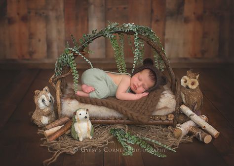 Newborn Pictures Boy, Corner Photography, Fall Baby Pictures, Woodland Creatures Baby Shower, Newborn Photography Tips, Newborn Photos Boy, Baby Backdrop, Newborn Photography Boy, Baby Pictures Newborn