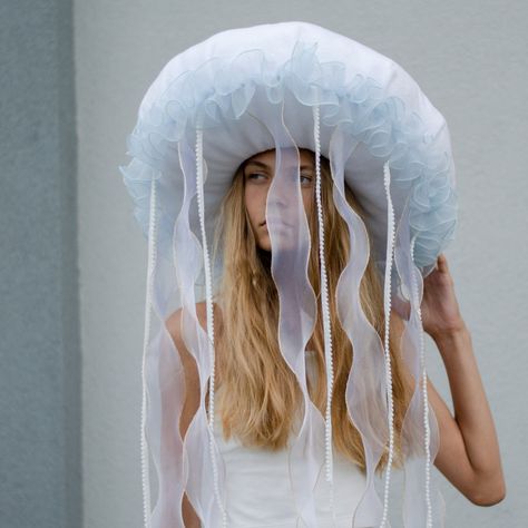 Jellyfish Beret, Jellyfish Hat Diy, Jelly Fish Hat, Kyoka Suigetsu, Jellyfish Costume Diy, Jellyfish Fashion, Jellyfish Hat, Sea Creature Costume, Junk Kouture