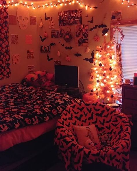 Spooky Bedroom, Halloween Bedroom Decor, Halloween Decor Diy, Fall Room, Fall Room Decor, Halloween Room, Fall Bedroom Decor, Halloween Bedroom, Holiday Room