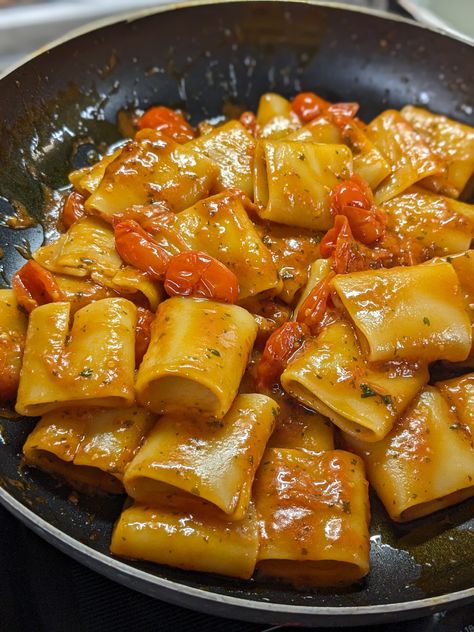 PASTA ALLA PICCHIO PACCHIO SICILIANA Italian Food Pasta, Italian Recipes Appetizers, Italian Cuisine Recipe, Italian Pasta Recipes, Idee Pasto, Salty Foods, Italian Recipes Authentic, Pasta Fresca, Italian Dishes