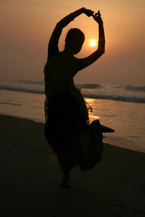 Sheela Unni's dancer....one of them Kathak Illustration Art, Indian Dancer Aesthetic, Semi Classical Dance Aesthetic, Bharatanatyam Aesthetic, Bharatnatyam Poses, Bharatanatyam Dancer, Poses Sketch, Indian Classical Dancer, Dancing Poses