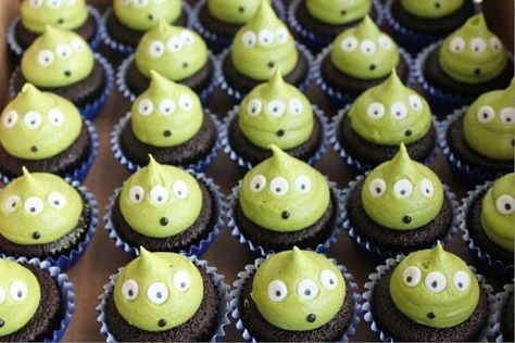 Buzz Birthday, Alien Cupcakes, Space Cupcakes, Buzz Lightyear Party, Green Icing, Toy Story Cupcakes, Toy Story Party Decorations, Dessert Halloween, Toy Story Baby