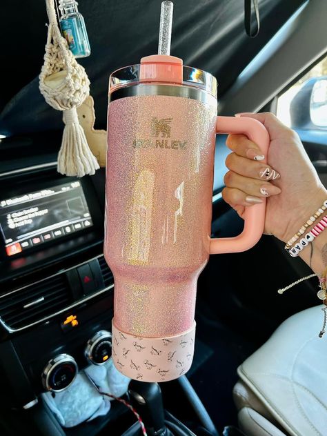 Stanley Products, Recycled Water Bottles, Trendy Water Bottles, Coffee Smoothie, Pink Lifestyle, Pretty Pink Princess, Plastic Water Bottles, Cute Water Bottles, Stanley Tumbler