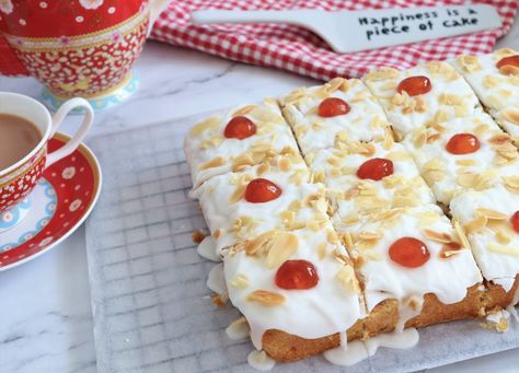 Bakewell Cake Recipe, Cherry Bakewell Tray Bake, Traybake Cake Recipes, Bakewell Bars, Cherry Bakewell Recipe, Bakewell Traybake, Cherry Bakewell Cake, Work Treats, Traybake Recipes