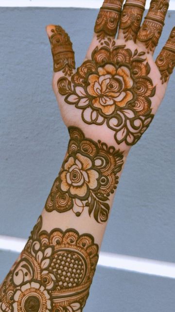 Front Mehndi Design, Khafif Mehndi Design, Tato Henna, Modern Henna, Mehndi Designs Bridal Hands, Rose Mehndi Designs, Mehndi Designs For Kids, Simple Mehndi Designs Fingers, Engagement Mehndi Designs