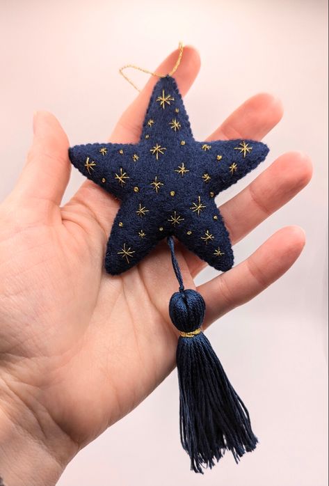 Celestial Christmas, Buku Diy, Christmas Sewing Projects, Felt Crafts Christmas, Felt Christmas Decorations, Felt Ornament, Felt Embroidery, Boho Nursery Decor, Felt Decorations