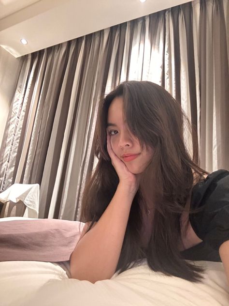 hotel aesthetic, hotel selfie, night aesthetic, cute pose, filipina, long hair, long haircut, liptint, brown hair, moon necklace, black top, bedroom Filipina Selfie, Bedroom Selfies Poses, Aesthetic Hotel, Hotel Aesthetic, Long Haircut, Night Pics, Cute Pose, Aesthetic Cute, Hair Long