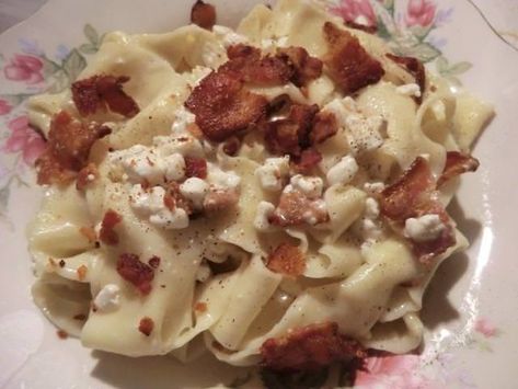 Túrós Csusza (Hungarian Pasta with Cottage Cheese and Crispy Bacon) – Cooking is Fun … Really!! Hungarian Cottage Cheese Pasta, Pasta With Cottage Cheese, Cottage Cheese Pasta, Fresh Egg Noodles, Cheese Noodles, Cottage Cheese Eggs, Noodle Dish, Cottage Cheese Recipes, Bacon Pasta