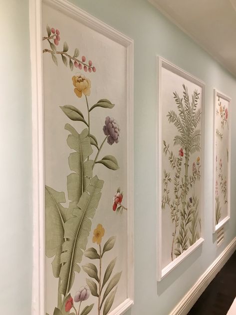 Wall Mouldings With Wallpaper, Boba Decor, Hallway Wallpaper Ideas, Wall Paneling Ideas Living Room, Green Walls Living Room, Face Spa, European Wall, Wall Moulding, Feature Wall Bedroom