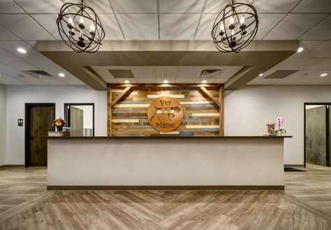 Animal Clinic Interior Design, Veterinary Reception Area, Veterinary Office Decor, Veterinary Lobby, Veterinary Clinic Reception, Veterinary Waiting Room, Veterinary Organization, Vet Reception, Waiting Room Ideas