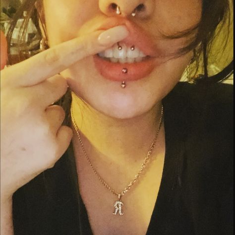 Vertical Labret And Smiley, Vertical Piercing Labret, Tongue Pericings, Madussa Piercing, Gold Facial Piercings, Lip Piercing Women, Inverse Vertical Labret, Vertical Labret Piercing Aesthetic, Cute Piercings Face