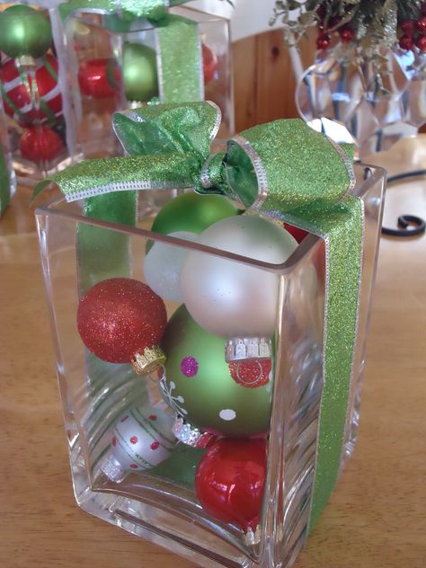 Present Centerpieces Christmas, Christmas Centerpiece Wedding, Catering Centerpieces, Chapel Decorations, Purse Bingo, Holiday Party Centerpieces, December Decor, Christmas Party Centerpieces, Grinch Birthday