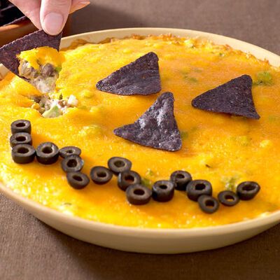 Halloween Queso, Halloween Apps, Mexican Layer Dip, Layered Dip, Creepy Halloween Food, Mexican Dips, Spooky Halloween Food, Recetas Halloween, Halloween Party Appetizers