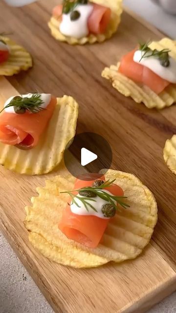 Mini Appetizers For Party, Mini Aperitivos, Puff Pastry Appetizers, Mini Appetizers, Crispy Potatoes, Snacks Für Party, Seafood Dinner, April Showers, Savory Snacks