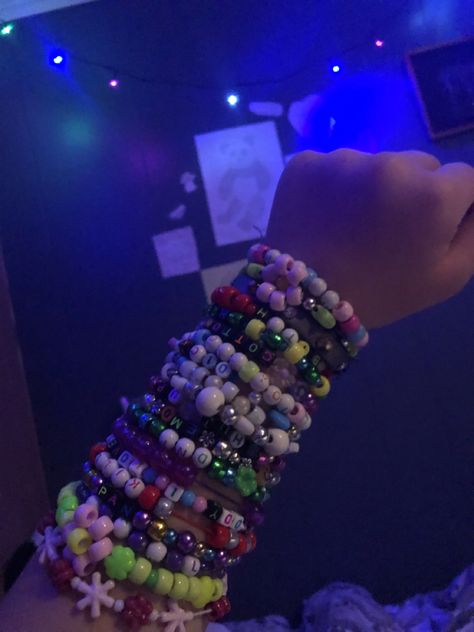 Lots Of Bracelets On Wrist Aesthetic, Lots Of Bracelets On Wrist, Bracelets On Wrist, Lots Of Bracelets, Body Jewelry Diy, Bracelet Aesthetic, Charm Bracelets For Girls, Girly Bracelets, Colorful Bead Bracelets