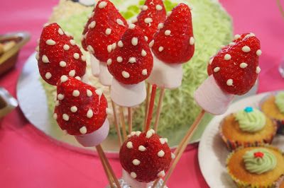 Strawberry marshmallow mushroom skewers for Super Mario themed birthday party. Fairy Party Food, Alice In Wonderland Food, Mario Brothers Birthday Party, Mario Bros Birthday Party Ideas, Woodland Fairy Party, Super Mario Bros Birthday Party, Mario E Luigi, Super Mario Bros Party, Alice In Wonderland Tea Party Birthday