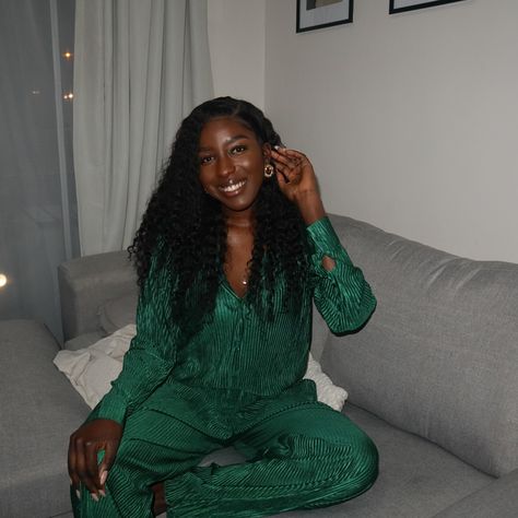 Dark skin women can wear any color 💚 Green On Black Women, Deep Winter Palette, Deep Winter Colors, Winter Palette, Colors For Dark Skin, Winter Color Palette, Deep Winter, Winter Color, Dark Skin Women