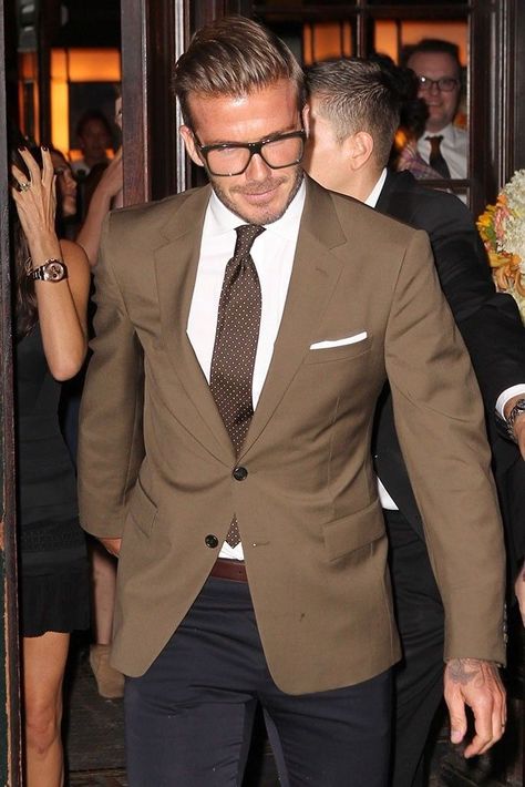 Good matching__ Beckham Suit, David Beckham Suit, David Beckham Style, Blazer Outfits Men, Men's Business Suits, Tan Suit, Style Masculin, Classy Suits, Mens Fashion Blazer