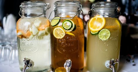 Cocktail Dispenser, Dispenser Ideas, Mason Jar Drink Dispenser, Cucumber Juice Benefits, Smoothie Benefits, Cucumber Benefits, Mason Jar Drinks, Pineapple Water, Cucumber Juice