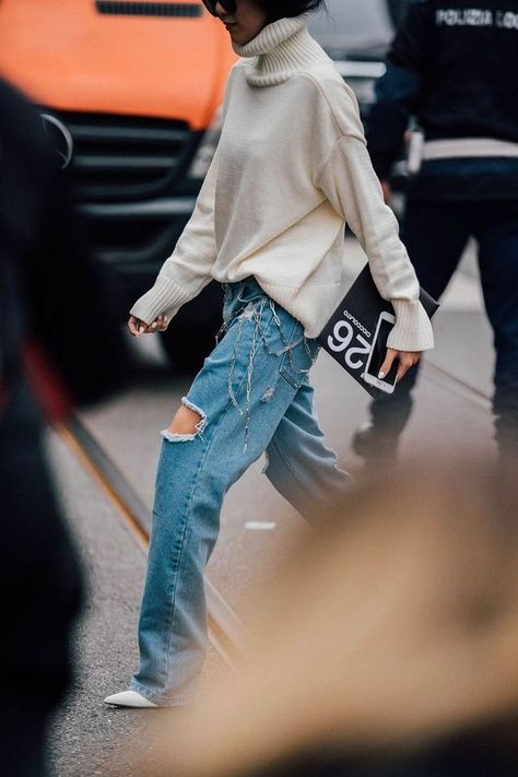 Mode Dope, Vanessa Jackman, Mode Tips, Look Jean, Camila Morrone, Walking Down The Street, Street Style 2017, Blazer Outfit, Outfit Jeans